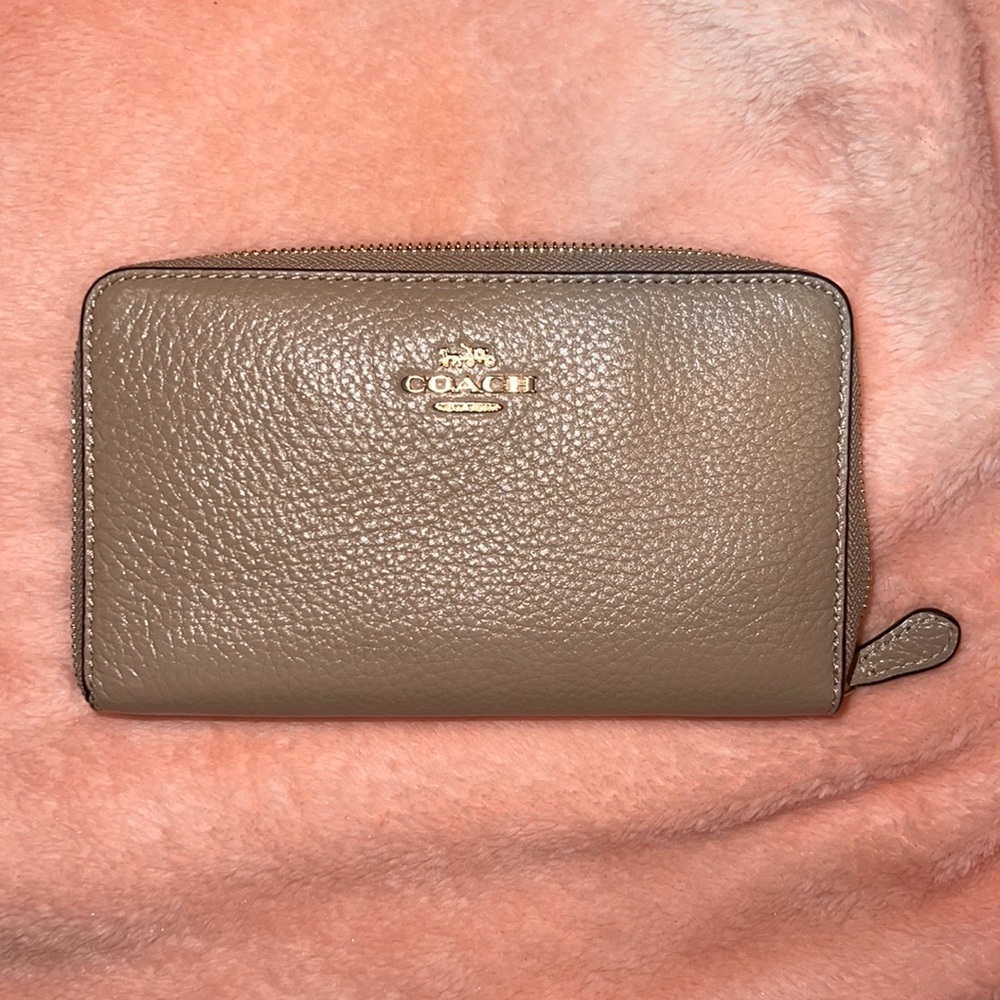 NWT | Coach Wallet | Medium Id Zip Wallet | Gold/Taupe